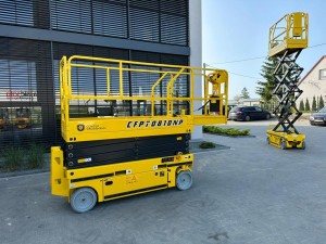 Podnośnik nożycowy 8m przesów boczny.jpg